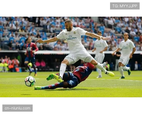 瞬间特写：马赛门将保-洛佩斯扑救后手抛球直接策动进球全过程