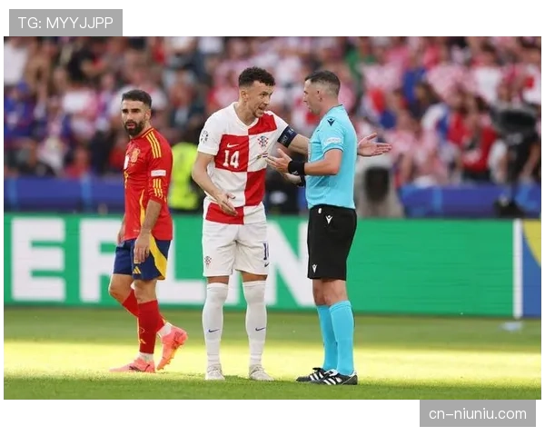 终场哨响,39岁的莫德里奇与克罗斯在中场相拥长谈 终场哨响,39岁的莫德里奇与克罗斯在中场相拥长谈